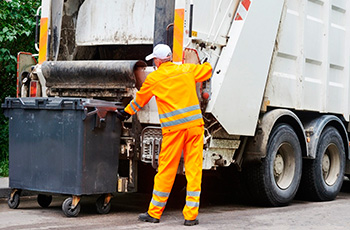 Процесс погрузки и вывоза бытового мусора
